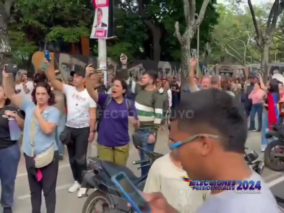 Llega el candidato Daniel Ceballos al Liceo Andrés Bello y es recibido con abucheos. Votantes le gritan fuera, vendido, alacrán