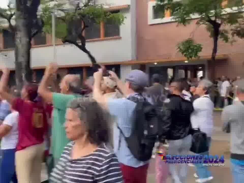 Le candidat Daniel Ceballos arrive au lycée Andrés Bello et est reçu avec des huées. Les électeurs crient  dehors,  vendu,  scorpion