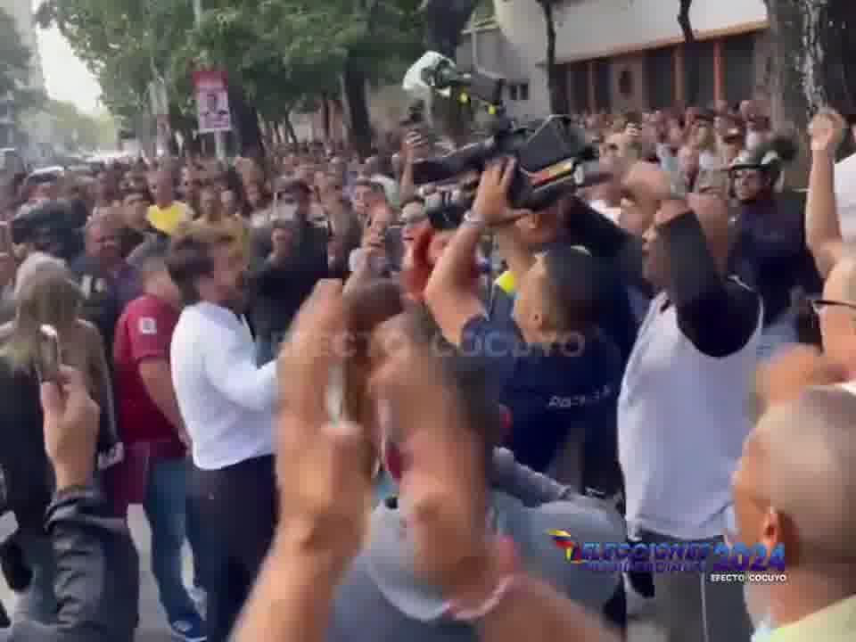 Le candidat Daniel Ceballos arrive au lycée Andrés Bello et est reçu avec des huées. Les électeurs crient  dehors,  vendu,  scorpion