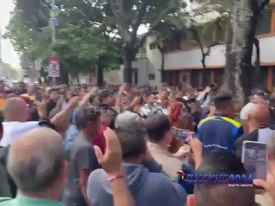 Le candidat Daniel Ceballos arrive au lycée Andrés Bello et est reçu avec des huées. Les électeurs crient  dehors,  vendu,  scorpion