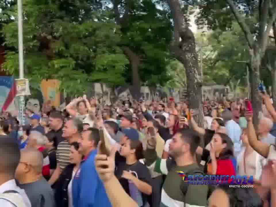 Le candidat Daniel Ceballos arrive au lycée Andrés Bello et est reçu avec des huées. Les électeurs crient  dehors,  vendu,  scorpion