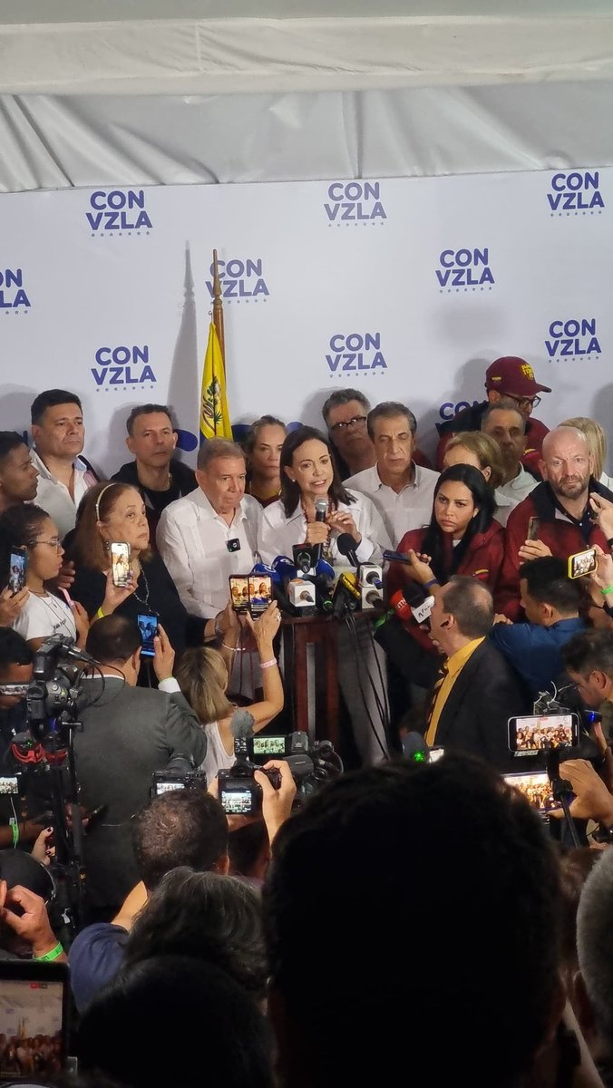 Los líderes de la oposición venezolana @MariaCorinaYA y @EdmundoGU proclaman victoria en las elecciones presidenciales, afirmando que tienen los números para respaldarla