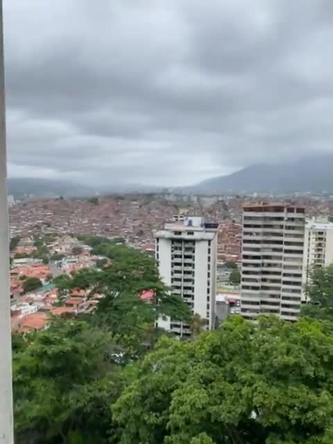 Reportan fuertes cacerolazos en Petare, un día después de las elecciones presidenciales en Venezuela