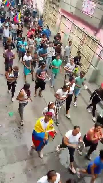 À La Dolorita, Petare, Caracas, après le cacerolazo, de larges secteurs de la communauté ont manifesté contre l'annonce de la victoire de Maduro. La police reste dans l'expectative