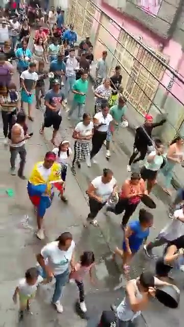 In La Dolorita, Petare, Caracas, after the cacerolazo, large sectors of the community demonstrating in rejection of the announcement of Maduro's victory. The police remain expectant