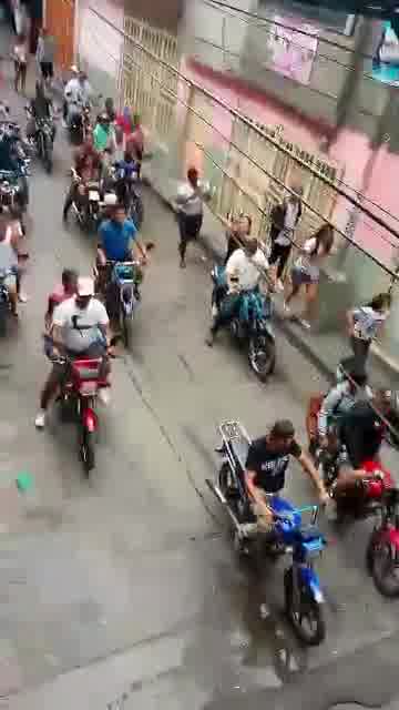 In La Dolorita, Petare, Caracas, after the cacerolazo, large sectors of the community demonstrating in rejection of the announcement of Maduro's victory. The police remain expectant