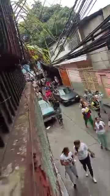 In La Dolorita, Petare, Caracas, after the cacerolazo, large sectors of the community demonstrating in rejection of the announcement of Maduro's victory. The police remain expectant