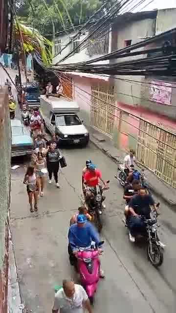 In La Dolorita, Petare, Caracas, after the cacerolazo, large sectors of the community demonstrating in rejection of the announcement of Maduro's victory. The police remain expectant