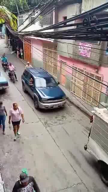 In La Dolorita, Petare, Caracas, after the cacerolazo, large sectors of the community demonstrating in rejection of the announcement of Maduro's victory. The police remain expectant