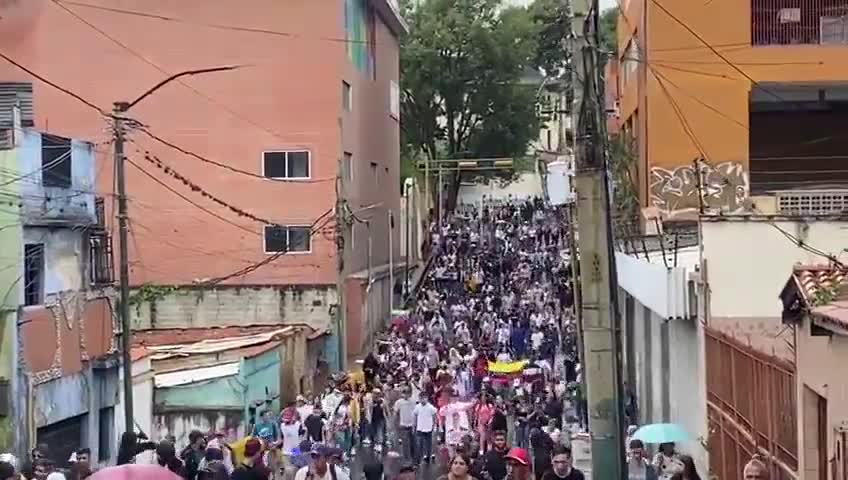 Riesige Menschenmenge auf den Straßen von Los Teques