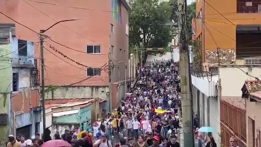 Massive crowd out in the streets in Los Teques