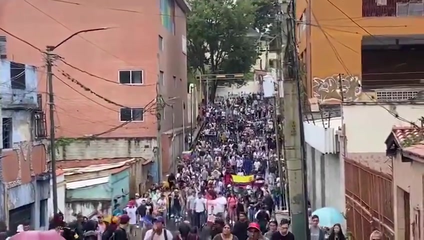 Foule massive dans les rues de Los Teques