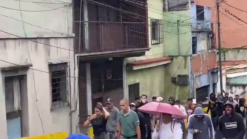 Foule massive dans les rues de Los Teques