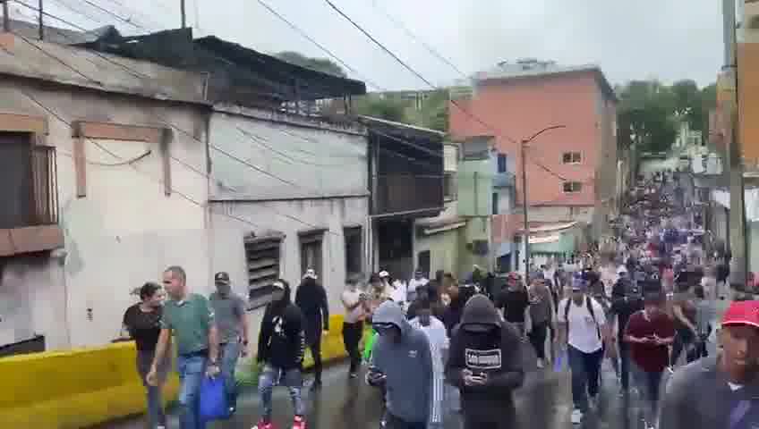 Foule massive dans les rues de Los Teques