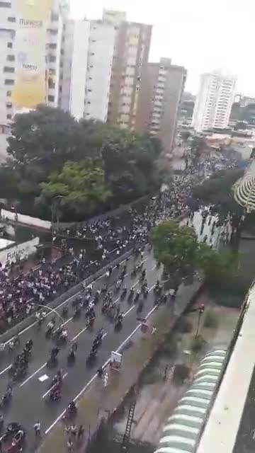 Avenida Francisco de Miranda im Viertel La California. Diese Menschen kommen von Petare, wo gegen die vom CNE bekannt gegebenen Wahlergebnisse protestiert wird.