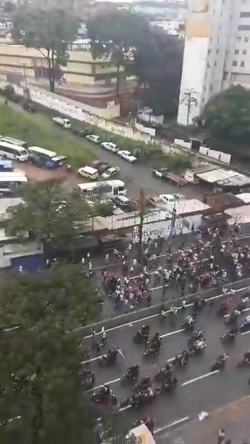 Avenue Francisco de Miranda dans le quartier de La California. Ces gens marchent depuis Petare, où se déroulent des manifestations contre les résultats des élections annoncés par le CNE.