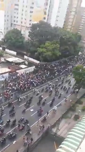 Avenue Francisco de Miranda dans le quartier de La California. Ces gens marchent depuis Petare, où se déroulent des manifestations contre les résultats des élections annoncés par le CNE.