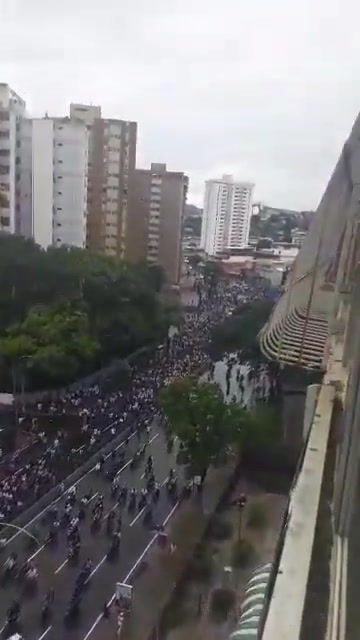 Avenue Francisco de Miranda dans le quartier de La California. Ces gens marchent depuis Petare, où se déroulent des manifestations contre les résultats des élections annoncés par le CNE.