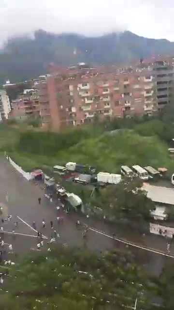 Avenue Francisco de Miranda dans le quartier de La California. Ces gens marchent depuis Petare, où se déroulent des manifestations contre les résultats des élections annoncés par le CNE.