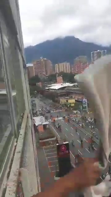 Avenue Francisco de Miranda dans le quartier de La California. Ces gens marchent depuis Petare, où se déroulent des manifestations contre les résultats des élections annoncés par le CNE.