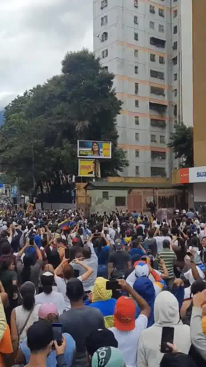 Des manifestants tentent de renverser un panneau de propagande de Maduro à La California