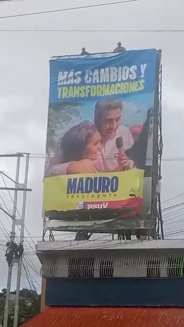 Une affiche électorale de Maduro a été arrachée par des manifestants à San Jacinto, dans le nord de Barquisimeto.