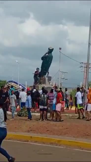 Estatua de Chávez presuntamente derribada por manifestantes en Coro, estado Falcón