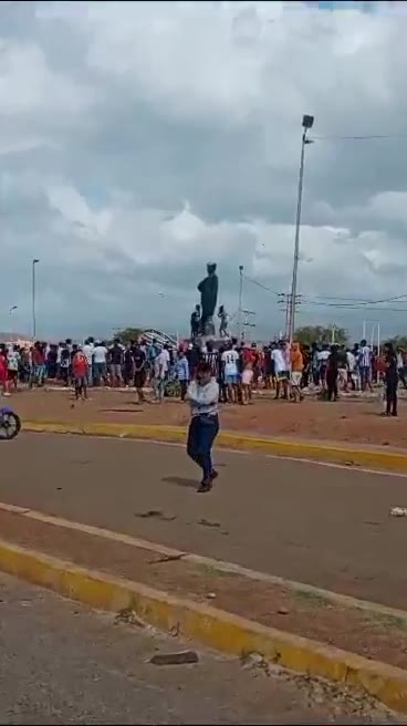 Estatua de Chávez presuntamente derribada por manifestantes en Coro, estado Falcón