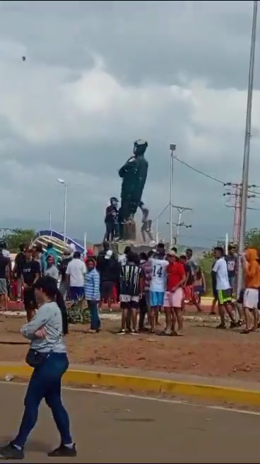 La statue de Chávez aurait été renversée par des manifestants à Coro, dans l'État de Falcon