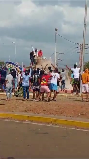 La statue de Chávez aurait été renversée par des manifestants à Coro, dans l'État de Falcon