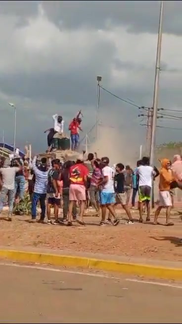 La statue de Chávez aurait été renversée par des manifestants à Coro, dans l'État de Falcon