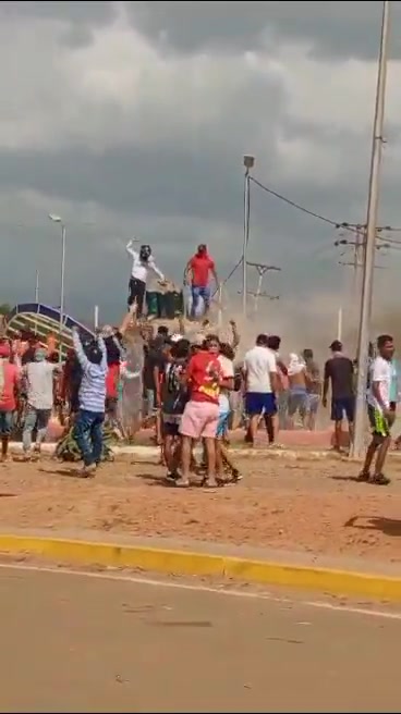 La statue de Chávez aurait été renversée par des manifestants à Coro, dans l'État de Falcon