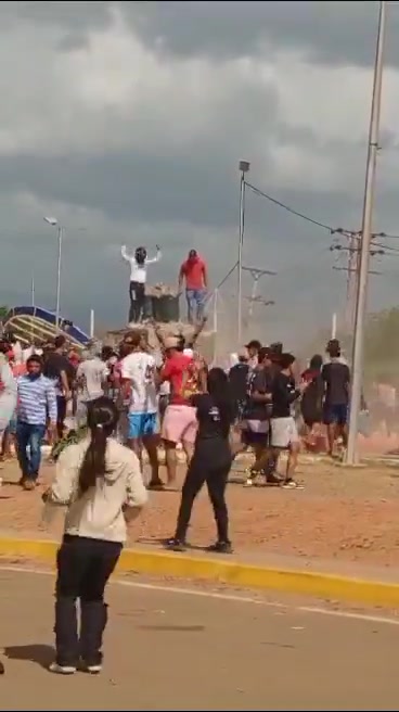 Estatua de Chávez presuntamente derribada por manifestantes en Coro, estado Falcón