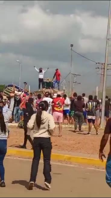 Chavez statue reportedly toppled by protestors in Coro, Falcon state  