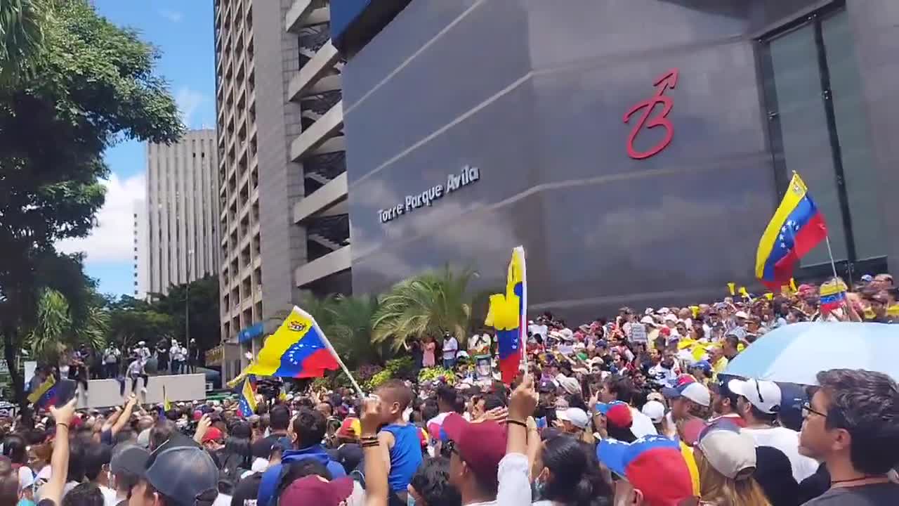 Avec des drapeaux vénézuéliens et des chemises blanches, c'est ainsi que les partisans d'Edmundo González et María Corina Machado arrivent devant les Nations Unies