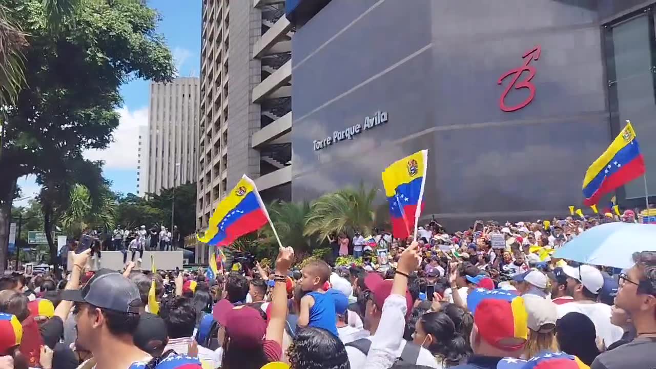 Avec des drapeaux vénézuéliens et des chemises blanches, c'est ainsi que les partisans d'Edmundo González et María Corina Machado arrivent devant les Nations Unies