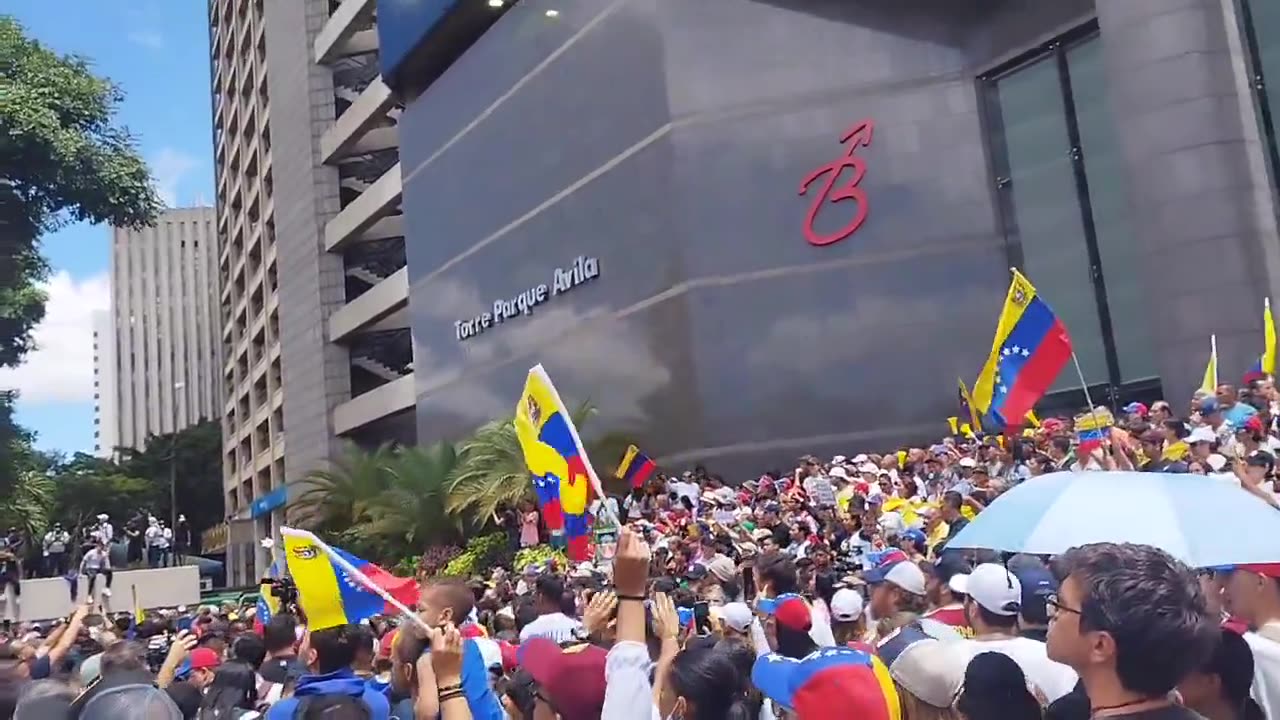 Avec des drapeaux vénézuéliens et des chemises blanches, c'est ainsi que les partisans d'Edmundo González et María Corina Machado arrivent devant les Nations Unies