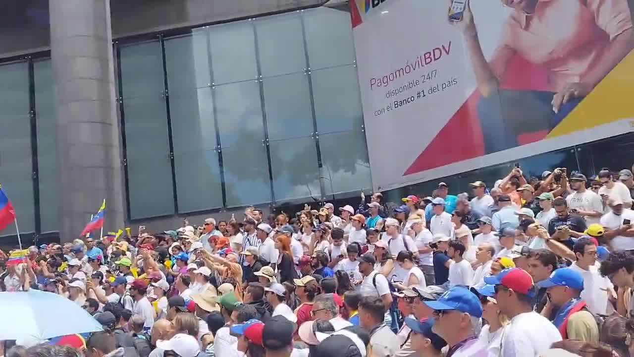 Avec des drapeaux vénézuéliens et des chemises blanches, c'est ainsi que les partisans d'Edmundo González et María Corina Machado arrivent devant les Nations Unies