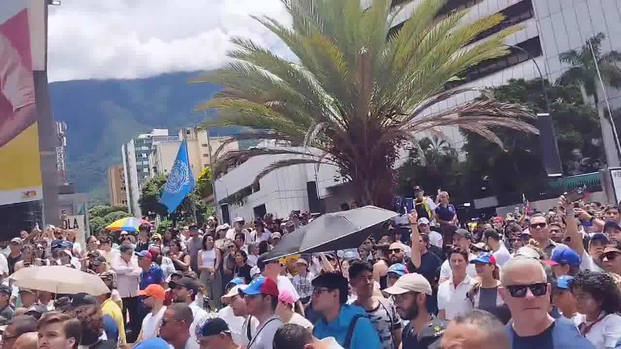 With Venezuelan flags and white shirts, this is how the followers of Edmundo González and María Corina Machado arrive at the front of the United Nations