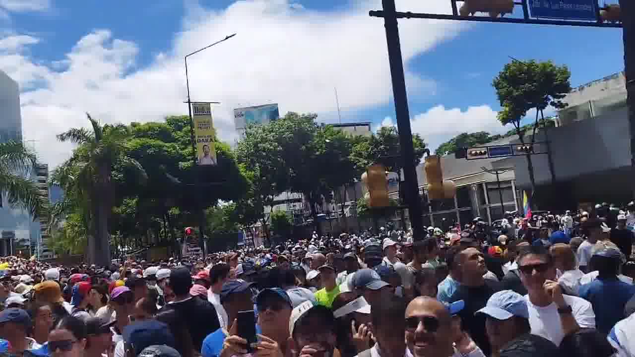 Avec des drapeaux vénézuéliens et des chemises blanches, c'est ainsi que les partisans d'Edmundo González et María Corina Machado arrivent devant les Nations Unies