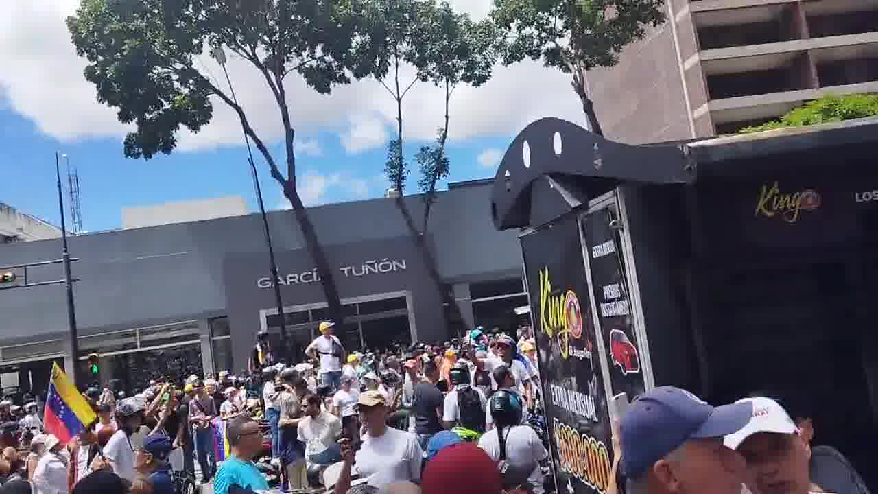 With Venezuelan flags and white shirts, this is how the followers of Edmundo González and María Corina Machado arrive at the front of the United Nations