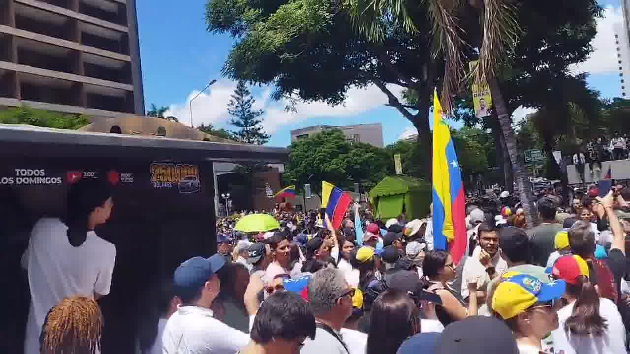 With Venezuelan flags and white shirts, this is how the followers of Edmundo González and María Corina Machado arrive at the front of the United Nations