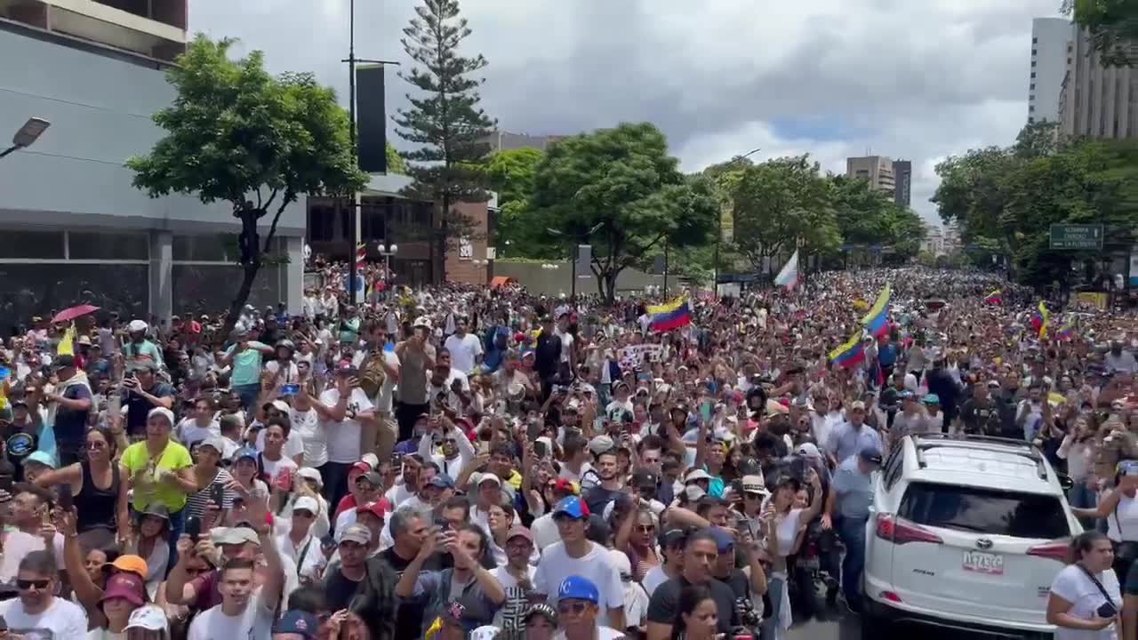 Así se encuentra la Av Francisco de Miranda tras la llegada de @EdmundoGU y @MariaCorinaYA 