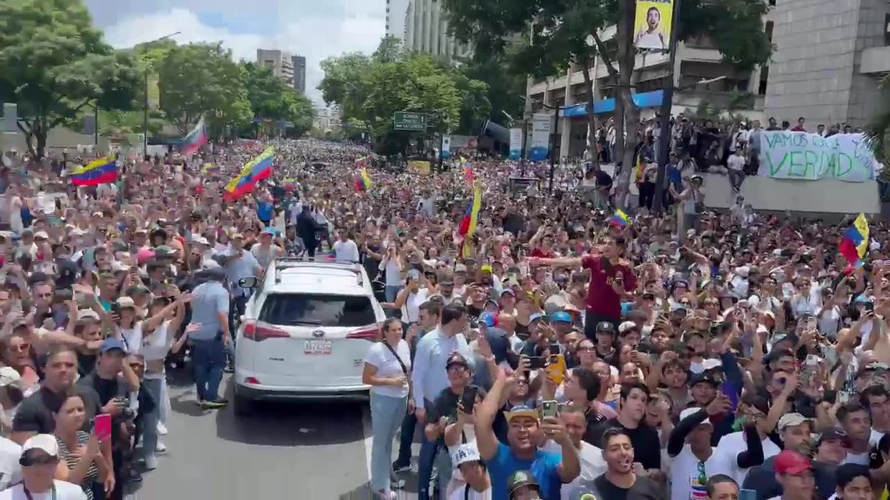 Voilà à quoi ressemble l'avenue Francisco de Miranda après l'arrivée de @EdmundoGU et @MariaCorinaYA