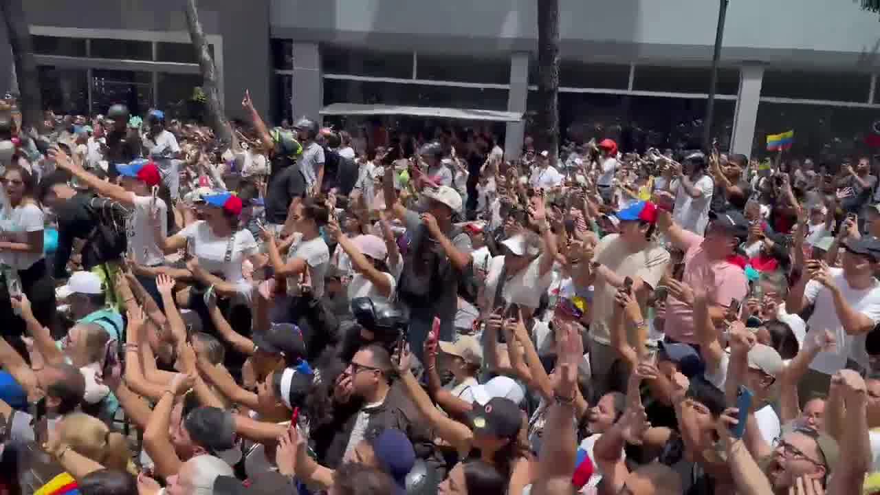 Así se encuentra la Av Francisco de Miranda tras la llegada de @EdmundoGU y @MariaCorinaYA 