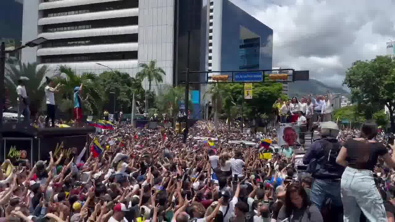 Así se encuentra la Av Francisco de Miranda tras la llegada de @EdmundoGU y @MariaCorinaYA 