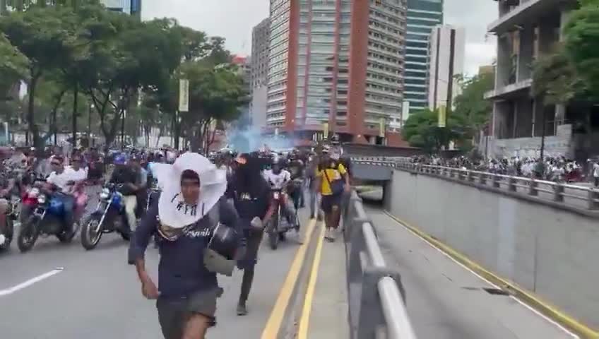 Une répression est signalée sur l'avenue Francisco de Miranda, en direction de Chacaíto. Un grand nombre de véhicules motorisés de la Garde nationale sont présents dans la zone, dispersant les manifestants avec des méthodes agressives.