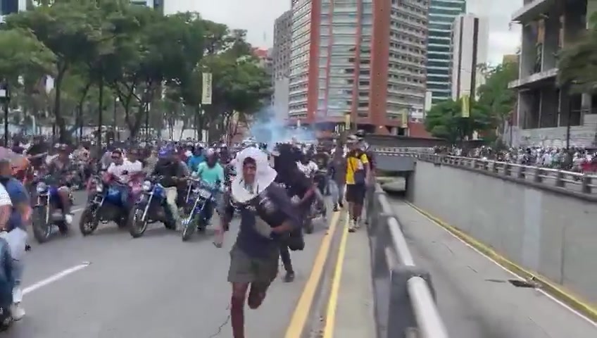 Crackdown is reported on Francisco de Miranda Avenue, towards Chacaíto. A large number of National Guard motor vehicles are present in the area, dispersing the protesters with aggressive methods.