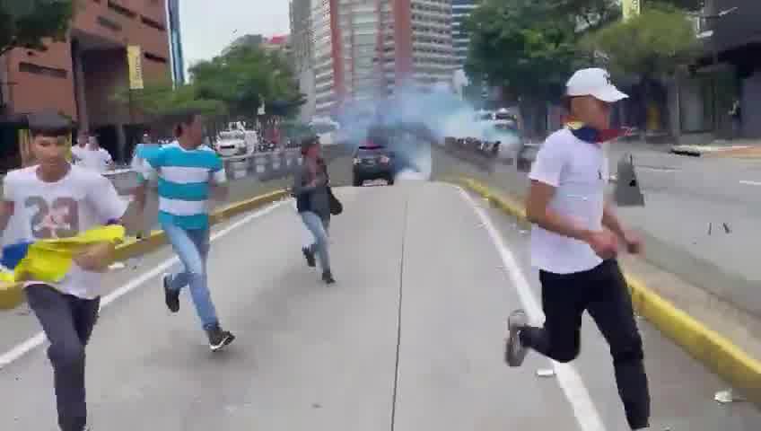 Une répression est signalée sur l'avenue Francisco de Miranda, en direction de Chacaíto. Un grand nombre de véhicules motorisés de la Garde nationale sont présents dans la zone, dispersant les manifestants avec des méthodes agressives.