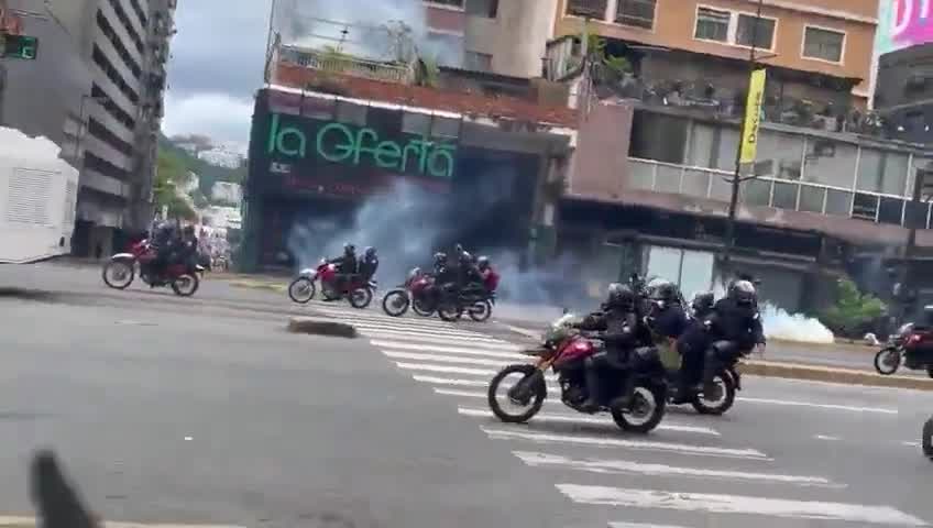 Se reporta una fuerte represión en la Av. Francisco de Miranda, sentido Chacaíto. Gran cantidad de motorizados y tanquetas de la GNB están presentes en la zona, dispersando a los manifestantes con métodos agresivos